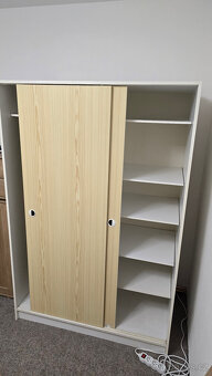 Dřevotřísková skříň s posuvnými dveřmi. - 2