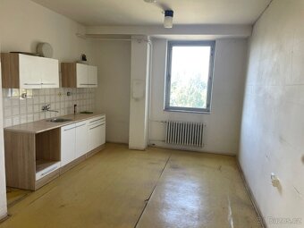 Pronájem haly cca 810m2 včetně kanceláří u metra Hůrka Praha - 2