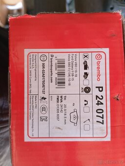 Brzdové destičky přední - Brembo P24077 - 2