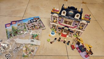 LEGO Friends 41684 Hotel v městečku Heartlake - 2