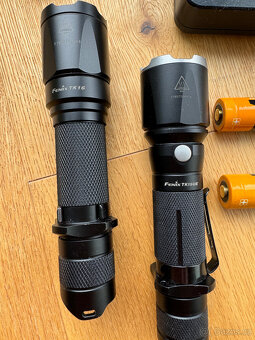 2x LED taktická svítilna FENIX s bateriemi a nabíječkou - 2