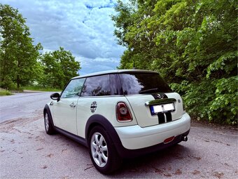 Mini Cooper R56 1.4i 70 kW, 6 kvalt, r. 2009 zachovalý. - 2
