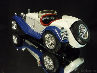 Alfa Romeo 2300 Spider bílomodrá Bburago 1/18 - 2