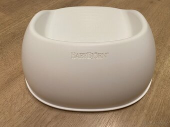 Babybjörn dětský podsedák na židli bílý - 2