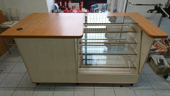 Prodejní pult s vytrýnou, stůl do prodejny - 2