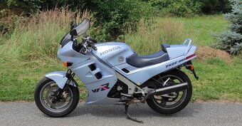 Honda VFR 750 F RC24 - 2