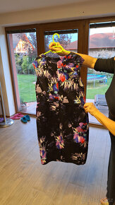 dámské šaty s květy pouzdrové vel.42 černé s fialovými č.5 - 2