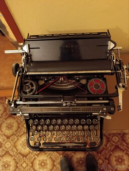 Starožitný psací stroj. - 2