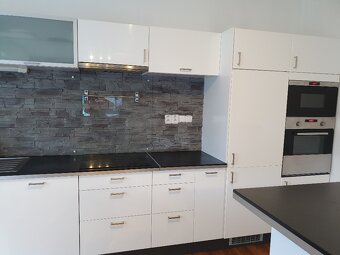 Kuchyně Ikea bílý lesk 4,3m+bar 1,8m+6 funkčních spotřebičů - 2