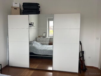 Bílá skříň s posuvnými dveřmi - 2