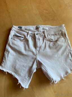 dámské bílé kraťasy zn. Tommy Hilfiger - vel. S/M - 2