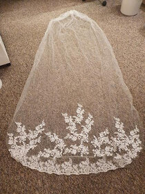 Svatební závoj s krajkou a korálky - 2