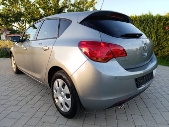 Opel Astra 1.4 T, servis, PĚKNÁ VÝBAVA A STAV - 2