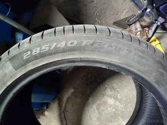 Pneu 285/45 R21 - 2