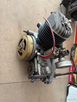 Motor s karburaci CZ - 2