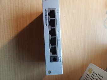 Prodám Wifrouter Microtik RB951Ui-2HnD a. 2ks. switch Zyxel - 2