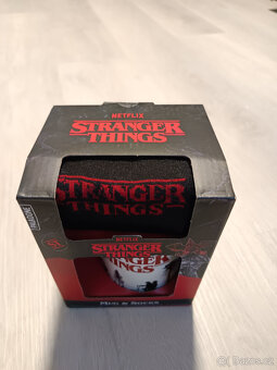 Hrnek + ponožky Stranger Things - 2