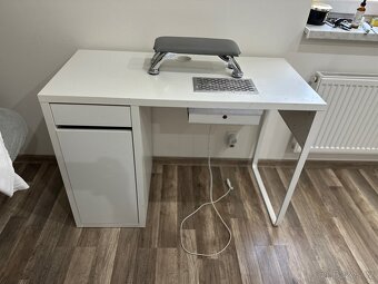 STŮL NA MANIKÚRU S LAMPOU A ODSÁVAČKOU KOMPLET SET - 2
