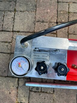 Ruční tlaková zkušební pumpa YATO YT-24800 – 12 L, 5 MPa - 2