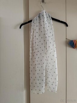 Bílý ozdobný šátek s šedým puntíkem - 2