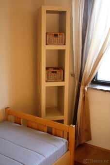 Dvě postele s rošty a matracemi - 2