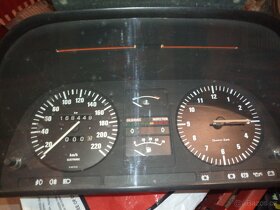 BMW 5 - e28 - náhradní díly veterán - 2