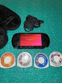 Sony PSP 1004 + 4 hry + příslušenství + nová baterie - 2