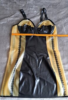 Latex šaty a body - 2