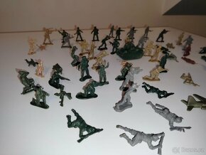 Sada vojáků 55ks, 4ks letadel, 1x tank - 2