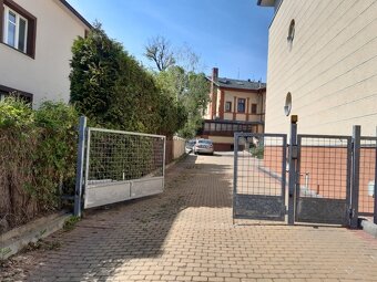 Parkovací stání na metru Kačerov, za branou - 2