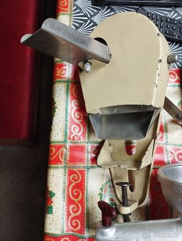 Staré mlýnky na nudle, mák, kávu a strouhanku - 2