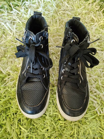 Kotníčkové černé koženkové boty - 2
