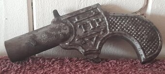 STARÁ NĚMECKÁ KOVOVÁ PISTOLE NA KAPSLÍKY cca 1930 - 2