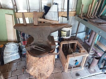 Kovadlina 120kg + masivní svěrák + výheň s dmychadlem - 2