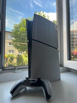 PS5 SLIM S MECHANIKOU + 2 OVLADAČE - 2