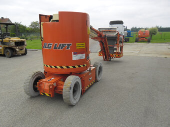Kloubová pracovní plošina JLG E300AJ - 2