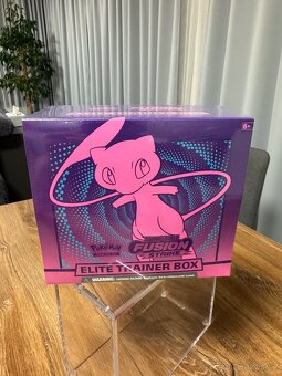 Pokemon ETB Fusion strike včetně akrylu na ochranu - 2