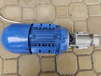 Elektromotor s převodovkou - 2
