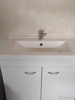 Umivadlo skříňkou a bateriji - 2