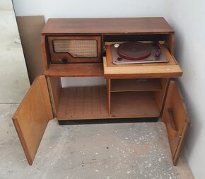 Gramofon ve skříňce Supraphon - 2