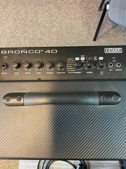 FENDER BRONCO 40 BASOVÉ MODELINGOVÉ kombo - 2
