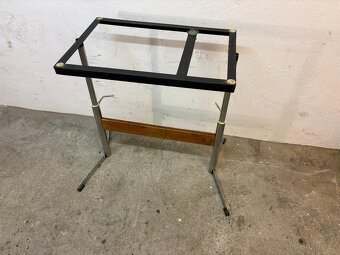 Výškově nastavitelný stůl - 2