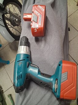 Detska plne funkcni Aku vrtacka cena 300kc - 2