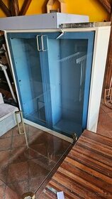 Prosklená obýváková vitrína. - 2