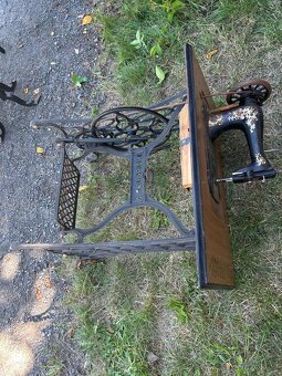 Starý šicí stroj - 2