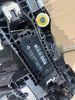 Stahovací mechanismus / zámek dveří Mercedes-Benz W204 - 2