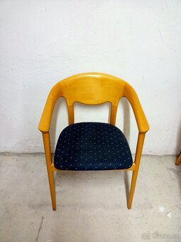 Prodám 4 x hezké čalouněné židle - křesílka z masivu. - 2