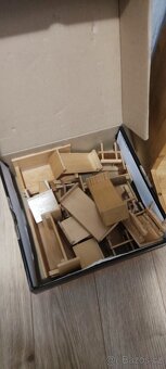 Dřevěný domeček pro panenky s malými hračkami - 2