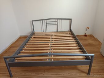 Prodám kovovou manželskou postel s rošty - 2