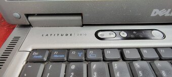 Retro notebook DELL Latitude D810 – Sériový port RS-232 - 2